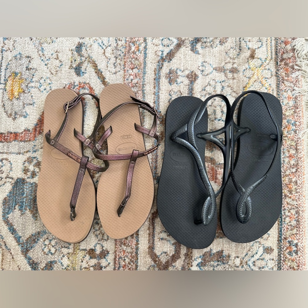 💰💰SOLD💰💰Used 2 pair Havaianas T-strap sandals